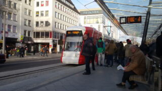 23. Dezember 2015 - Eröffnungstag. Um 3:58 Uhr nahm M8C 845 als erster Straßenbahnwagen an der neuen Haltestelle Rheinstraße wieder Fahrgäste auf. Ab 10 Uhr wurde die Haltestelle feierlich eröffnet, bei der auch eine Band gespielt hat.
