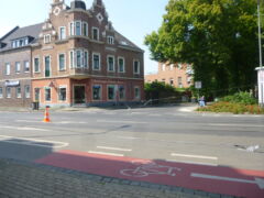 Direkt hier am Bockumer Platz wurde die Oberleitung heruntergerissen.