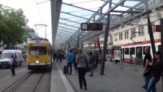 Glücklicherweise hat die 626 auch auf der linken Seite Türen, sodass auch diese an der Rheinstraße halten kann.