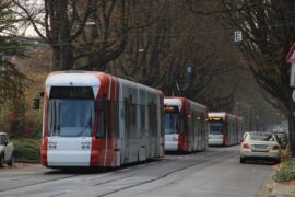 609, 665, 667 und 666 steckten in Fahrtrichtung Bockum zwischen Moltkestr. und Sprödentalplatz fest, 669 als fünfter Wagen an der (H) Viktoriastraße.
