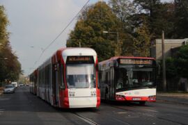 Die gestrandeten Bahnen zusammen mit dem verkehrten Ersatzverkehr.