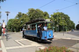 Er fuhr an diesem heißen Sommertag, an dem die bundesweite Rekordtemperatur mit 41,2°C in direkter Nachbarschaft in Tönisvorst gemessen wurde, durch Krefeld - dabei hielt er auch kurz am Bockumer Platz.