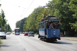 Die fröhlichen Fahrgäste des historischen Triebwagens winkten mir zurück...