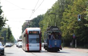 ... und kurz darauf entstand noch ein schönes Foto mit FOC 614. Zwischen diesen beiden Fahrzeugen liegen 110 Jahre Unterschied.