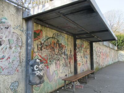 ... mit sehr wenig Ausstattung. In Fahrtrichtung Stahldorf bot man noch ein Wartehäuschen, eine Bank und ein Mülleimer an - in die andere Fahrtrichtung gab es nicht einmal das.