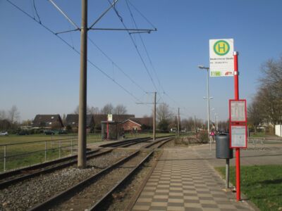 In Fahrtrichtung Elfrath ist es die letzte Haltestelle vor der Endstelle, weswegen sie auch gerade in Fr. Elfrath nicht sonderbar ausgestattet ist.