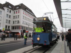 Am 03.01.2016 verkehrte der TW 93 Solo zum verkaufsoffenen Sonntag zwischen der frisch eröffneten neuen Haltestelle Rheinstraße und Grenzstraße / Sprödentalplatz. Zwischen Wagen und Haltestelle liegen 115 Jahre Unterschied.