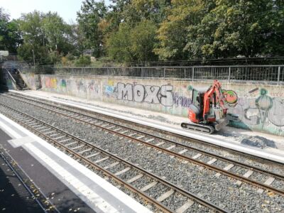 Der Bahnsteig in Fahrtrichtung Elfrath war bereits mit neuem Asphalt gestaltet worden, auf der anderen Seite war man gerade dabei.
