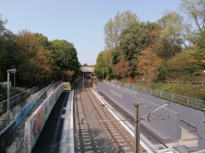 Auf der anderen Seite waren die alten Graffitis noch erhalten.