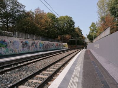 Anders sah es am 11.09.2020 aus. In der Zwischenzeit wurde die Wand der  Haltestellenseite in Fr. Elfrath  neu lackiert und  die Beschriftung "Kunst aus der Dose - coming soon!" aufgetragen.
