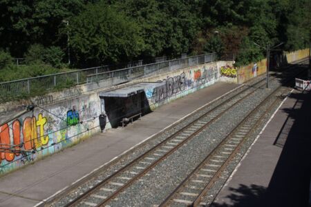 Am 15. Mai 2020 wurde erneut die Haltestelle noch unmodernisiert fotografiert.