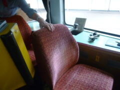 Der Fahrerplatz war bestückt mit einem gepolsterten Sitzplatz...