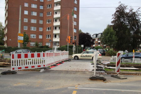 Wenige Meter östlich der alten Haltestelle war während der Baustellenzeit sogar ein Fußgängerüberweg eingerichtet worden, da der Bereich an der Kreuzung gesperrt war.