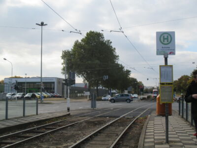Etwa fünf Jahre vor dem Umbau der Haltestelle Schicks. Es waren zwei Seitenbahnsteige östlich der Kreuzung St. Töniser Str. / Am Schicksbaum. Ein Blick vom Bahnsteig in Fahrtrichtung St. Tönis.