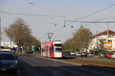 Sechs Monate später waren von den Spuren nichts mehr zu sehen, FOC 606 rauscht am nicht mehr vorhandenen, alten Bahnsteig in Richtung Grundend vorbei.